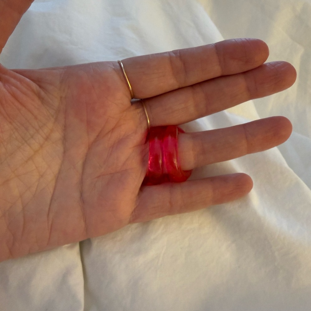 CHOFA Belt Lucite Ring Neon Pink Acrylic Statement Ring Size 7 - Picture 4 of 5